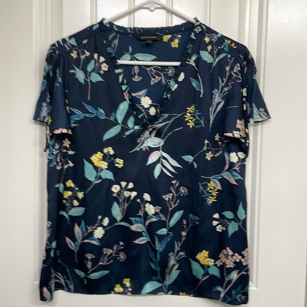 Banana Republic blouse
Navy and floral print
Vneck. Cap sleeve with ti…